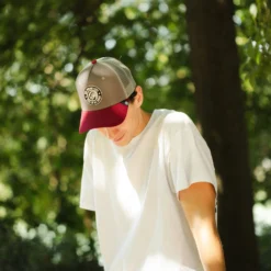 Born To Be Free Grey / Red -The Indian Face Ventas 03 013 13 1 scaled