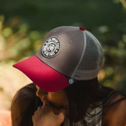 Born To Be Free Grey / Red -The Indian Face Ventas 03 013 13 9 scaled